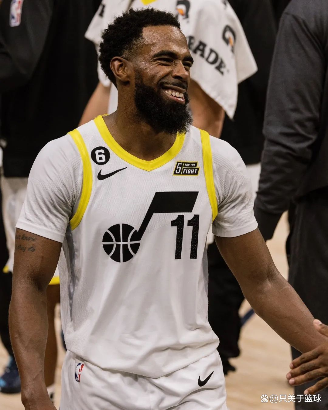 爱游戏娱乐 -葡超赛程吃紧，犹他爵士赛前外线爆发，气氛紧张，纪律约束更严格 