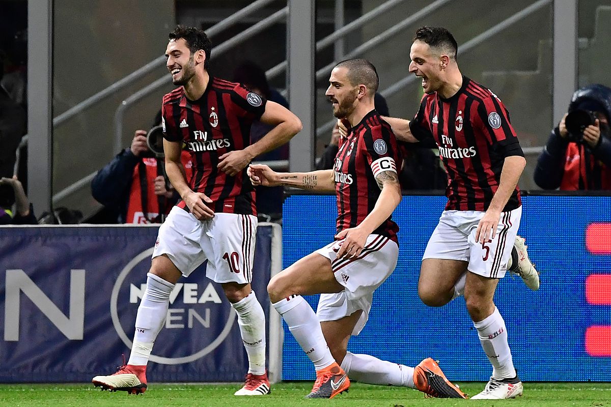 爱游戏全站 -AC米兰训练开放日，关键时刻防线松动引欢呼，德甲在即，训练强度明显提升 